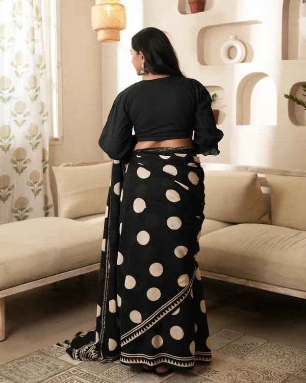 Black_Cotton_Polka_Dot_Mul_Saree_With_Tassels_For_Women